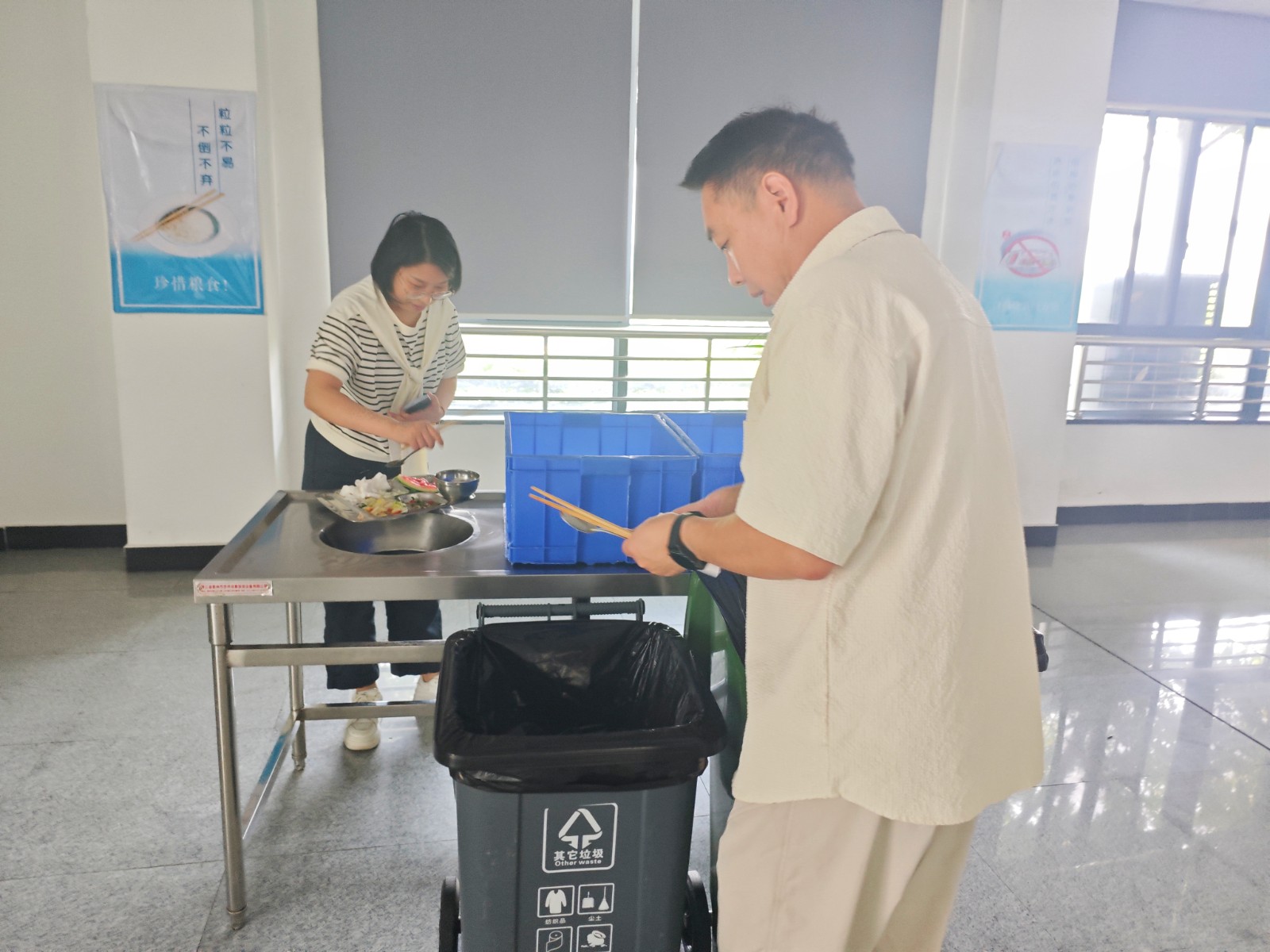 信安航運(yùn)公司開(kāi)展“分類(lèi)新‘食尚’ 環(huán)保無(wú)‘?！纭敝黝}活動(dòng)